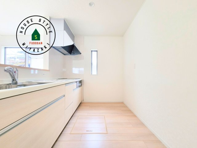 都城市都北町第1-3棟（1号棟）の内観：施工例|明るいキッチン作業スペースを多くとりました。ご夫婦でキッチンに立っても調理がしやすい広さです。食器類もすっきりと片付く収納は魅力的です。