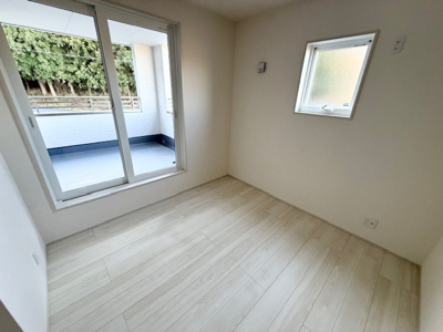 【洋室】 | 紫波町二日町向山 | 白い壁の部屋は、明るく開放的な雰囲気をつくり広く感じられるのが魅力です