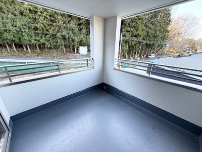 【バルコニー】 | 紫波町二日町向山 | キャンプ用の椅子やテーブルを置いてお家キャンプが楽しめます