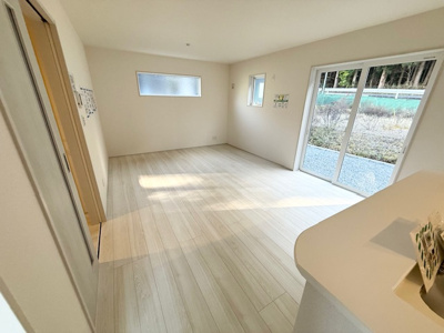 【居間・リビング】 | 紫波町二日町向山 | 自然光が差し込み、家族が集まる心地よい空間です