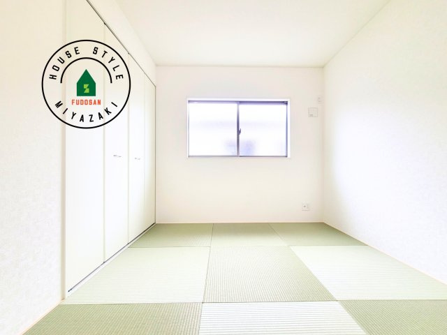 都城市都北町第1-3棟（2号棟）の内観：施工例|和室を上手に活用すると暮らし方の幅が広がります。例えば普段は開け放して、子供の小さいうちはお昼寝や遊びのスペースに。畳はソフトなので転んでもケガをしにくく安心です