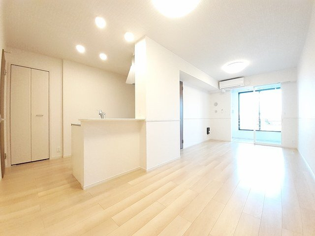 プロムナードの内装|明るい色調の室内です