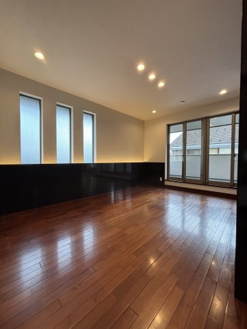 杉並区今川中古戸建ての居間・リビング|ゆったりとした居間です