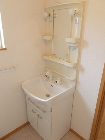 コンステラシオンの洗面所|ゆったりとスペースのある洗面所