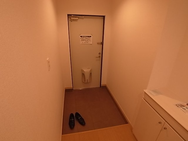 神戸市須磨区月見山本町２丁目のアパートの玄関