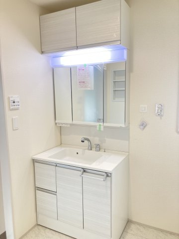 ブルーミングガーデン藤岡市下栗須　1号棟の独立洗面台|シャワー水栓付き洗面台で朝の身支度もバッチリです！
洗面台には収納スペースもあり洗面室もすっきり片付きますよ！