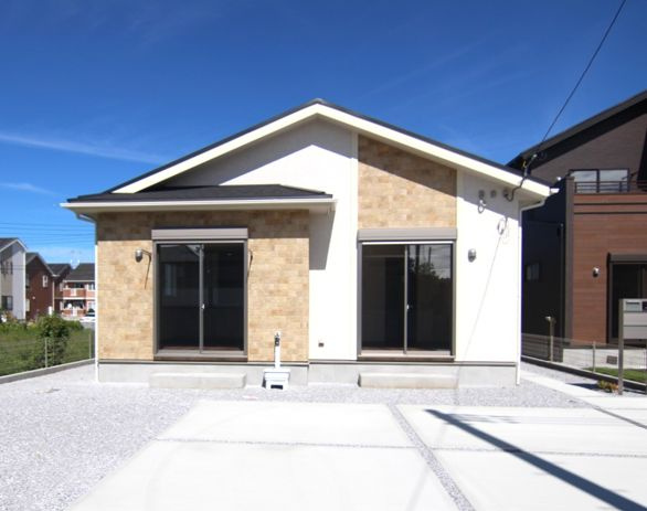 ブルーミングガーデン藤岡市下栗須　1号棟の駐車場|駐車場もキレイに整備されています。駐車場並列3台付きです♪