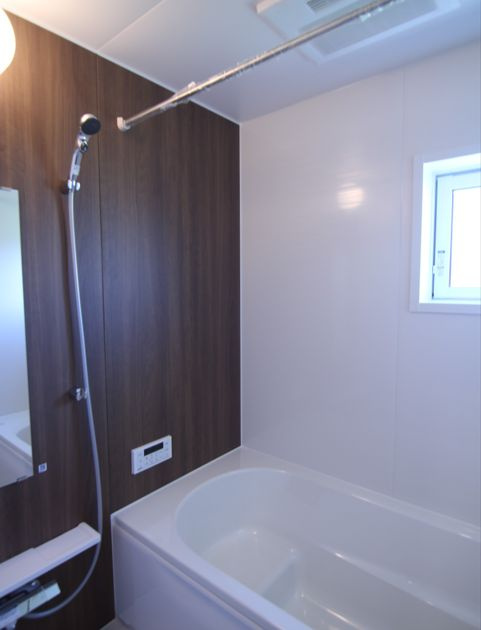 ブルーミングガーデン藤岡市下栗須　1号棟の浴室|１坪タイプのフルオートバスです！
足を延ばして入れる広さなので一日の疲れも癒されますよ♪
室内物干しや浴室乾燥機もあるのでお天気の悪い日にはランドリースペースとしてもご利用できます！