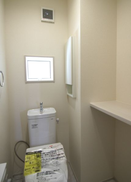 ブルーミングガーデン藤岡市下栗須　1号棟のトイレ|1階トイレです。清潔感のある白を基調としています。
温水洗浄・便座暖房機能の付いた快適なトイレです☆