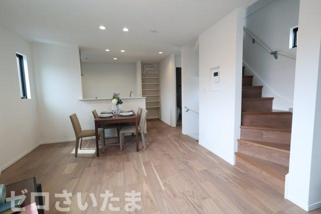 《仲介手数料無料》浦和区高砂４丁目8-1新築一戸建てブライト・ニュー・ガーデンの居間・リビング