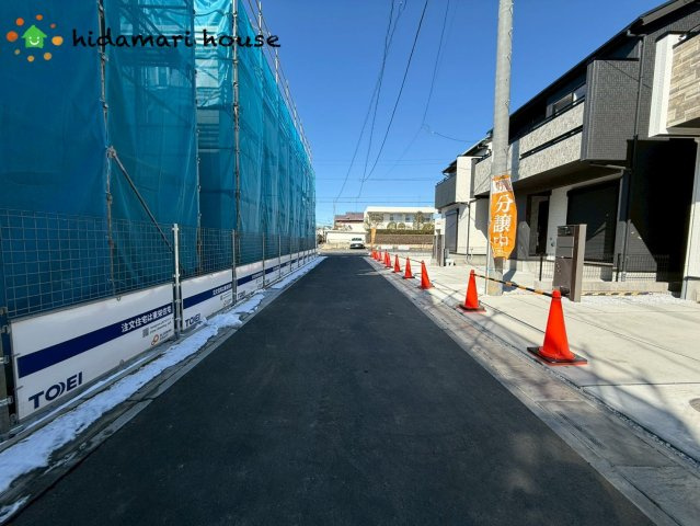 上尾市浅間台3丁目3期　新築戸建　ブルーミング03の前面道路含む現地写真
