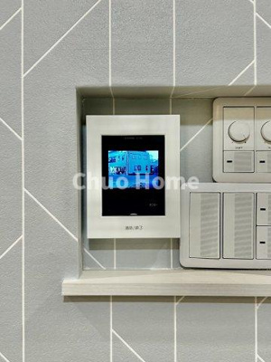 【セキュリティ】 | 荒川区東尾久2丁目中古住宅 | 【モニターホン】誰が来たかすぐにわかるカラーモニター付きインターホン。通話ボタンを押すまでは室内の音は漏れていませんので相手を確かめてから応対できます。