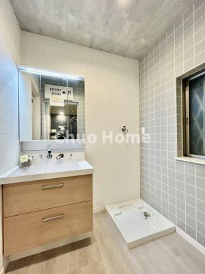 【ランドリースペース】 | 荒川区東尾久2丁目中古住宅 | 【ランドリースペース】担当者がスケールを持ち歩いておりますので、ご見学時には現在お使いの洗濯機などがきちんと収まるかなどもチェックして下さい。見学前に測っておくと非常に便利だと思います。