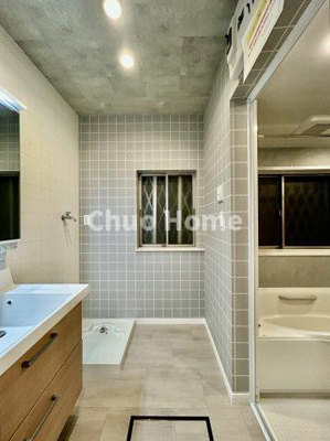 【脱衣所】 | 荒川区東尾久2丁目中古住宅 | 【洗面所】明るい洗面所は朝をすっきりさせてくれる空間です。バタバタしている忙しい朝でも収納が多い洗面台では短い時間で効率良く支度ができます。