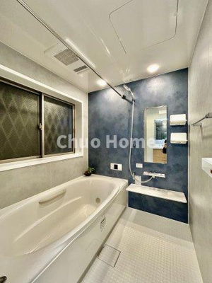 【浴室】 | 荒川区東尾久2丁目中古住宅 | 【バスルーム】暖房換気乾燥機付きシステムバスルーム。暖房・冷風・換気・乾燥など、毎日を快適に過ごせるうれしい機能が揃っています。雨の日の洗濯物も安心です。