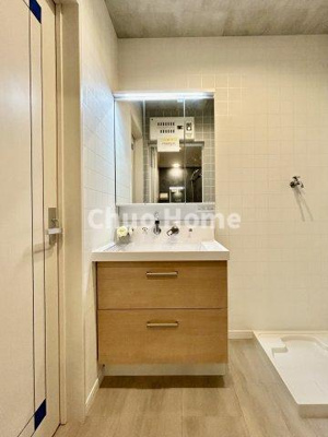 【独立洗面台】 | 荒川区東尾久2丁目中古住宅 | 【洗面化粧台】洗面化粧台には三面鏡を採用。身だしなみを整えやすい事はもちろんですが、鏡の後ろに収納スペースを設ける事により、散らかりやすい洗面スペースをすっきりさせる事が出来るのも嬉しいですね