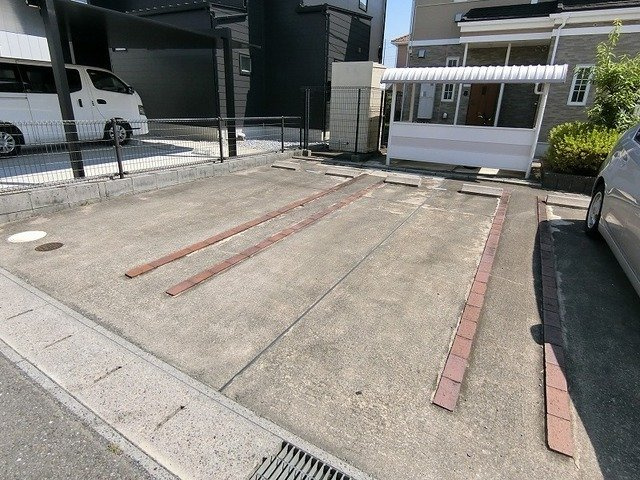 メゾンラフレシールの駐車場