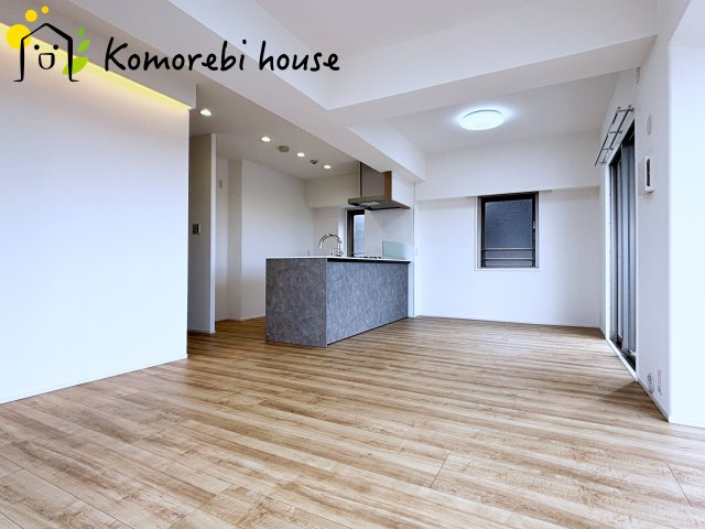 オーベル大宮東宮原の居間・リビング|16.6帖のLDKは毎日のコミュニケーションが自然と増える、温かみある住まいの中心です。																												