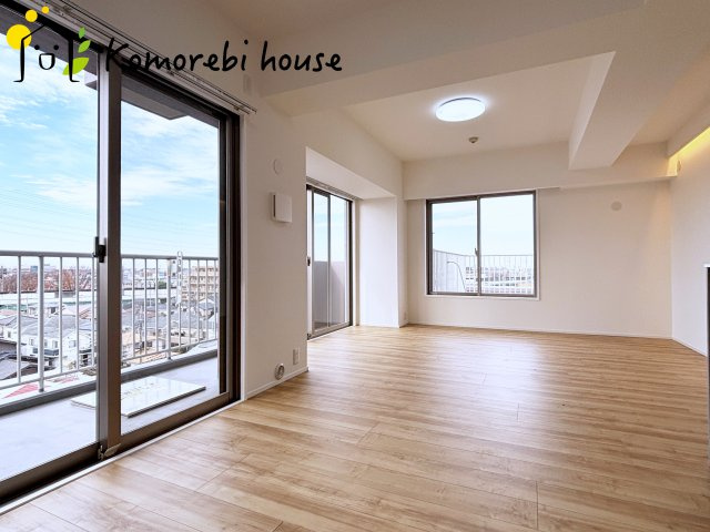 オーベル大宮東宮原の居間・リビング|横長LDKは家具配置も自由で開放感あり。家族のライフスタイルに合わせた快適な暮らしを叶えます。	