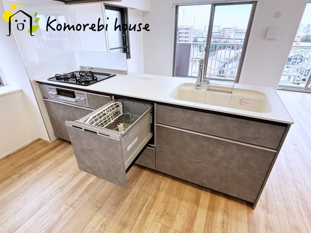 オーベル大宮東宮原のキッチン|食洗機を備えた多機能キッチン。広がりある空間で、家族と会話を楽しみながら料理ができるカウンターキッチンです。															