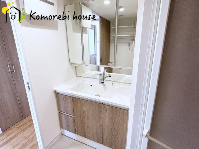 オーベル大宮東宮原の独立洗面台|三面鏡の裏にたっぷりと収納スペースを確保した機能的な洗面台。身支度のしやすさと実用性を兼ね備え、朝の忙しい時間をさりげなくサポートします。															