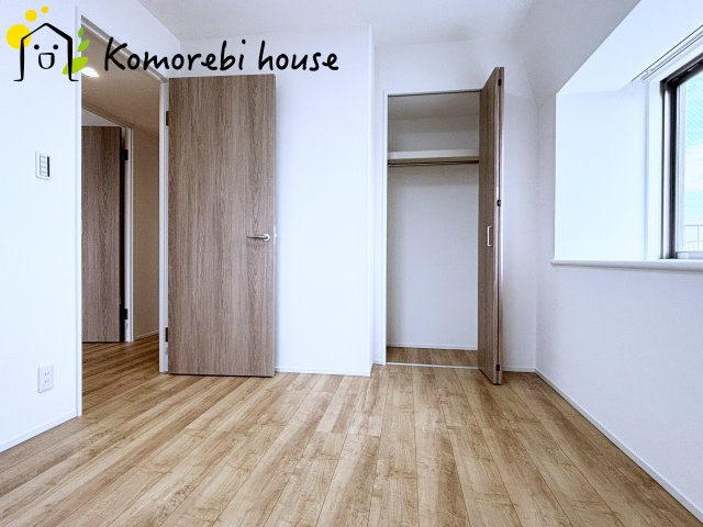 オーベル大宮東宮原の寝室|一日の疲れをゆっくり癒せる主寝室は、ベッドを置いてもゆとりある広さが魅力。収納完備で衣類もスッキリ収まり、静かで落ち着いた空間が快適な眠りをサポートします。															