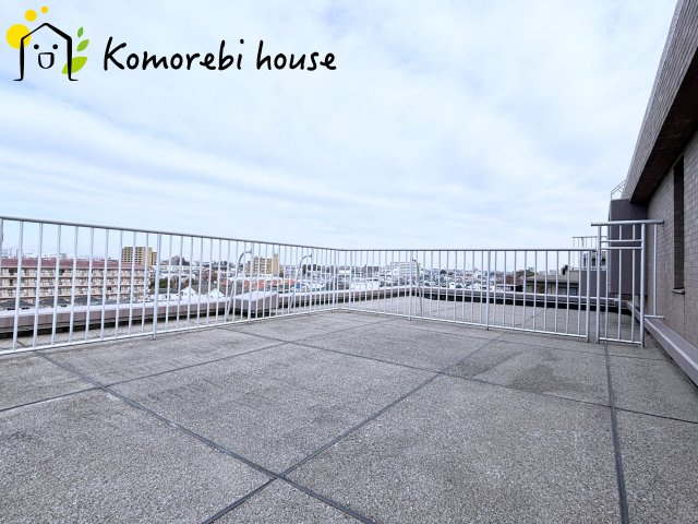 オーベル大宮東宮原のバルコニー|ルーフバルコニーは周囲に高い建物がなく、開放感があり、ちょっとした気分転換にもなる魅力的な空間です。															