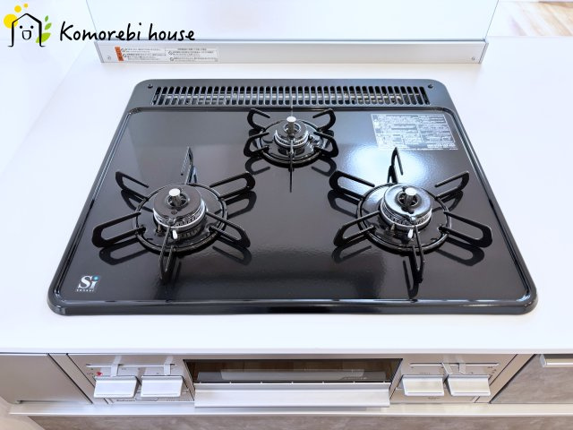 オーベル大宮東宮原のキッチン|同時調理が叶う3口コンロと便利なグリル付き。忙しい朝のお弁当作りも、夕食の複数メニューもスムーズにこなせる頼れる設備です。															