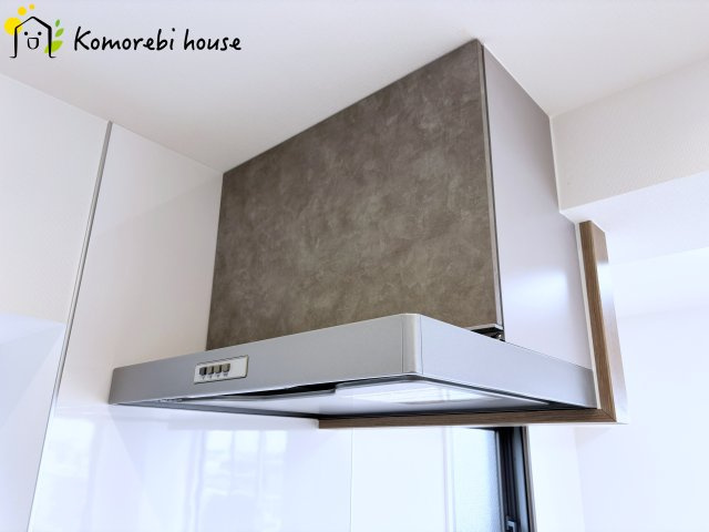 オーベル大宮東宮原のキッチン|吸引力の高いレンジフードが煙や匂いを素早く排出。揚げ物や炒め物も気兼ねなくでき、リビングに匂いを残しません。															