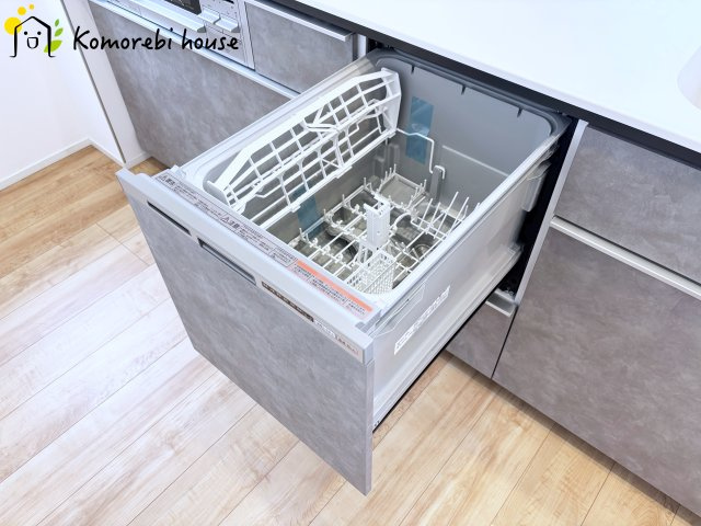 オーベル大宮東宮原のキッチン|忙しい毎日の食後も、食器洗いは食洗器におまかせ。家族が食事を楽しんでいる間に、洗浄・乾燥まで完了するから、片付けのストレスを減らしてリビングでの団らん時間をゆったり過ごせます