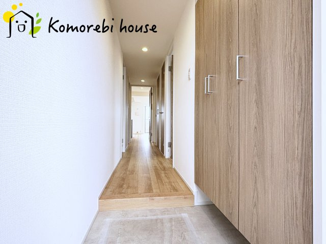 オーベル大宮東宮原の玄関|シューズインクローゼットで靴や小物をまとめて収納。家族みんなが使いやすい玄関空間です。	