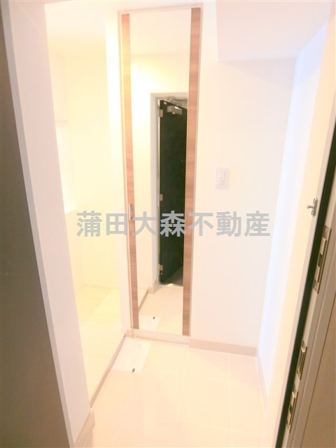 メイクスデザイン大森の玄関|うれしい姿見付きの玄関　