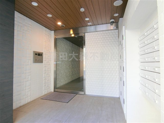 メイクスデザイン大森のエントランス|防犯カメラTVモニター付オートロック宅配BOXメールBOX管理人室　エントランス