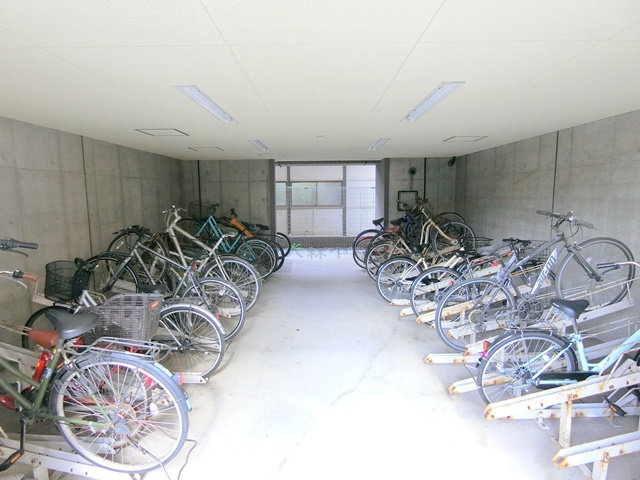 ヒューマンハイム本羽田のその他共用部分|屋根付きの駐輪場　