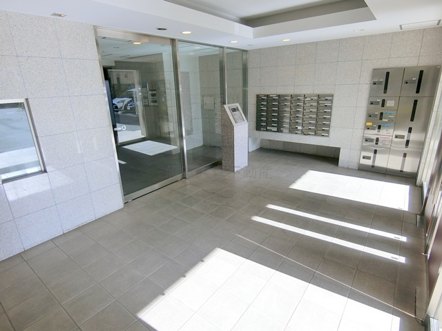 ヒューマンハイム本羽田のエントランス|オートロックと集合ポスト、宅配ボックス付きのエントランス