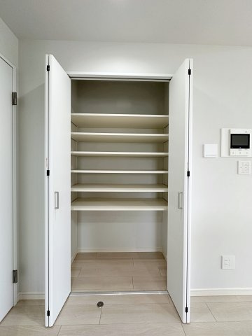 ローレルコート楽々園301の収納|パントリー収納☆
食材のストックやちょっとした書類などを整理しておくのに便利な可動棚タイプの収納スペースです♪