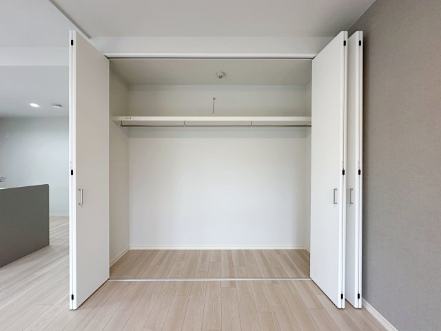 ローレルコート楽々園301の収納|リビング収納☆
お子様のおもちゃや掃除機などの収納に便利です♪