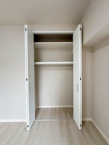 ローレルコート楽々園301の収納|7帖主寝室のクローゼット☆