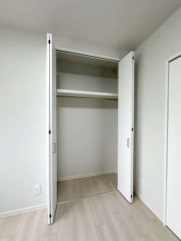 ローレルコート楽々園301の洋室|5帖洋室のクローゼット☆