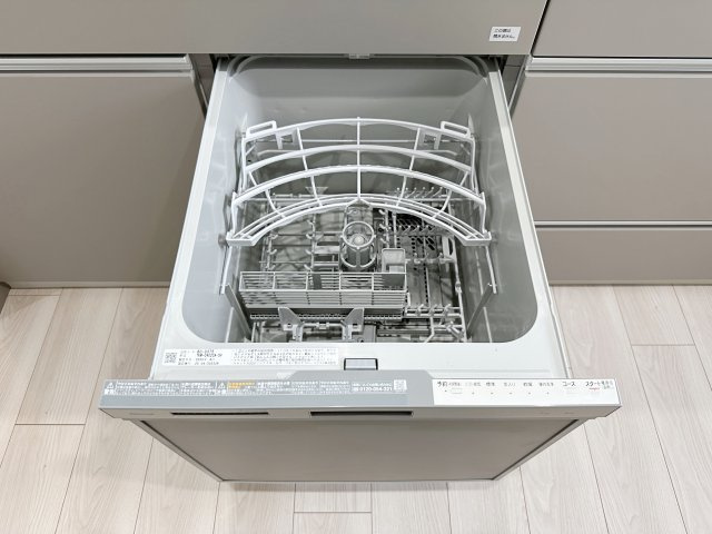 ローレルコート楽々園301のキッチン|4人から5人分の食器洗浄乾燥機☆
水道代の節約にもなり、家事の時短もできる優れ物です♪
スライド式で上から全体が見えるため食器の出し入れもスムーズです♪