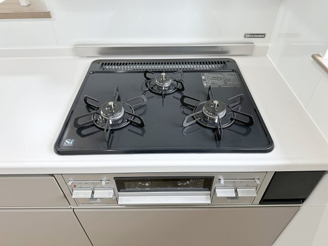ローレルコート楽々園301のキッチン|都市ガス仕様の3口ガスコンロ☆
高火力のバーナーが使用可能、調理器具を選ばないのがガスコンロ。停電時でも使用可能で安心です♪