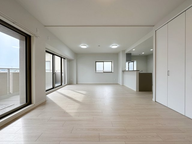 ローレルコート楽々園301の居間・リビング|広々とした21.4帖のリビング☆
フルリノベーション済みで365日ご案内可能♪
「今日見たい」にも対応します！