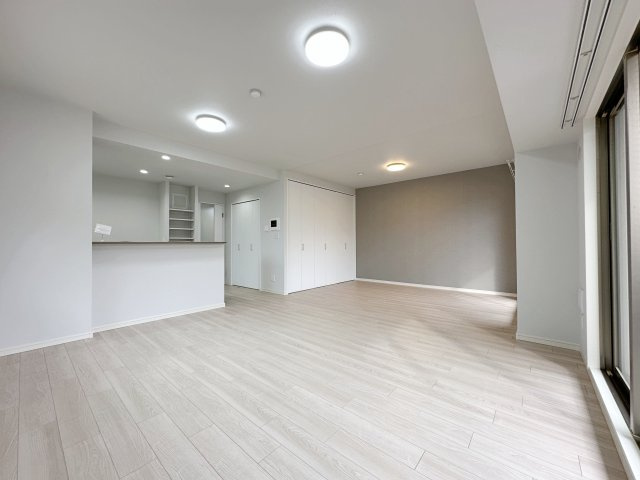 ローレルコート楽々園301の居間・リビング|広々とした21.4帖のリビング☆
南向きで日当たりも良く、とても明るいリビングです♪