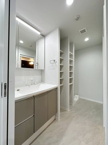 ローレルコート楽々園301の洗面所|シャワー付き洗面化粧台☆
洗面台にシャワー機能が付いたもので、シャンプーなども行える多機能洗面台です。また、顔や手を洗うためだけではなく、シャワー付き洗面台を使えば手洗い洗濯などでも利用できます♪