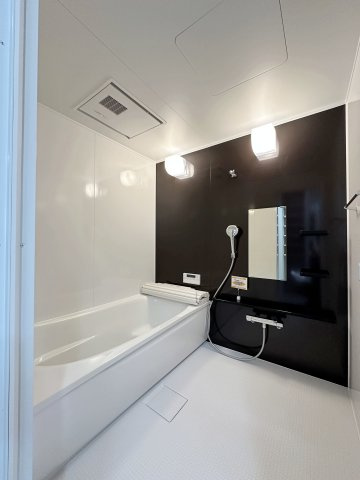 ローレルコート楽々園301の浴室|浴室乾燥機気付きのシステムバス☆
システムバスは、気密性にも優れています。そのため、冬場でもお湯が冷めにくく、暖かい空間を維持することができます。