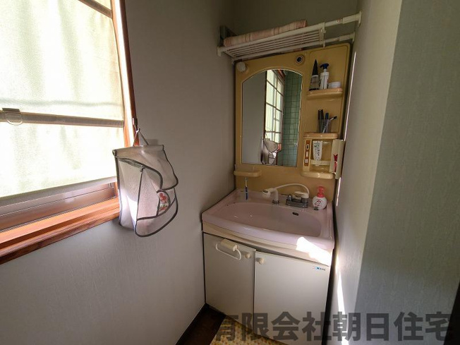 【独立洗面台】 | 東来待中古戸建 | 独立洗面台、小物を置くことができて便利です