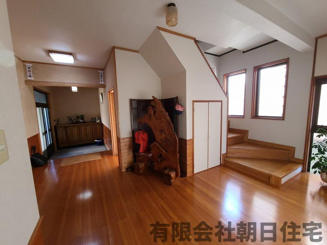 【玄関】 | 東来待中古戸建 | 明るい玄関です