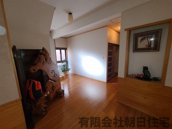 【玄関】 | 東来待中古戸建 | 収納もある玄関です
