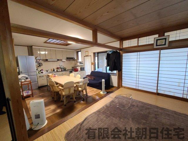 【居間・リビング】 | 東来待中古戸建 | ゆったり過ごせるリビングです