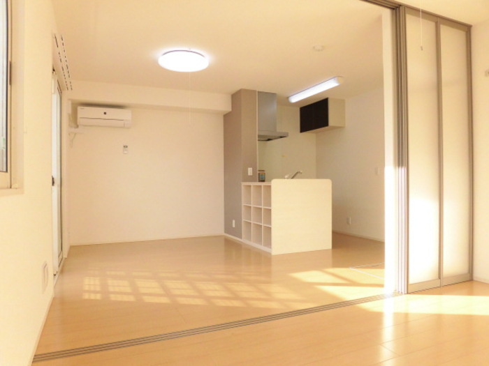 スリー・スター Ⅳ号館 Ａの居間・リビング|南向きの明るいリビング＆居室です☆